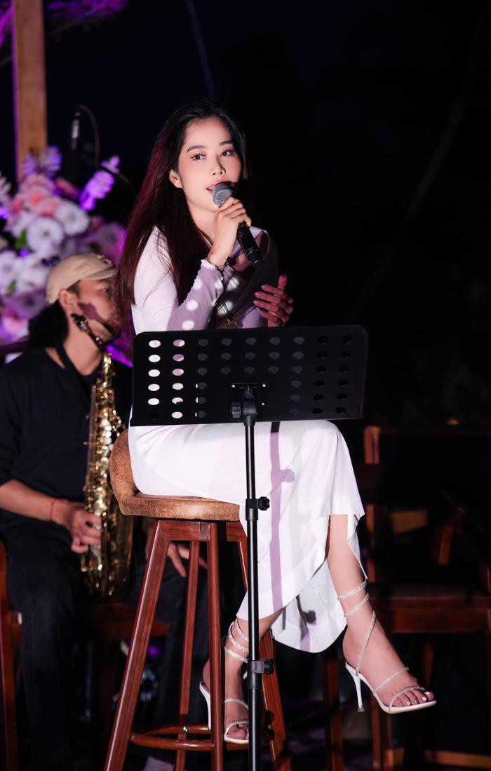 Có thể là hình ảnh về 2 người, đàn violin, kèn oboe, sáo, kèn saxophone và kèn clarinet