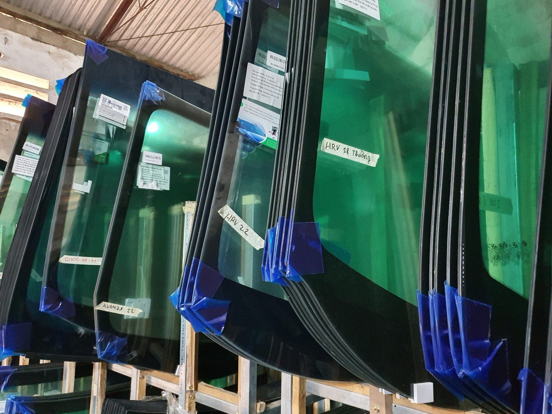 Triệt phá đường dây buôn bán kính xe ô tô giả nhiều thương hiệu nổi tiếng với quy mô lớn - Ảnh 2.