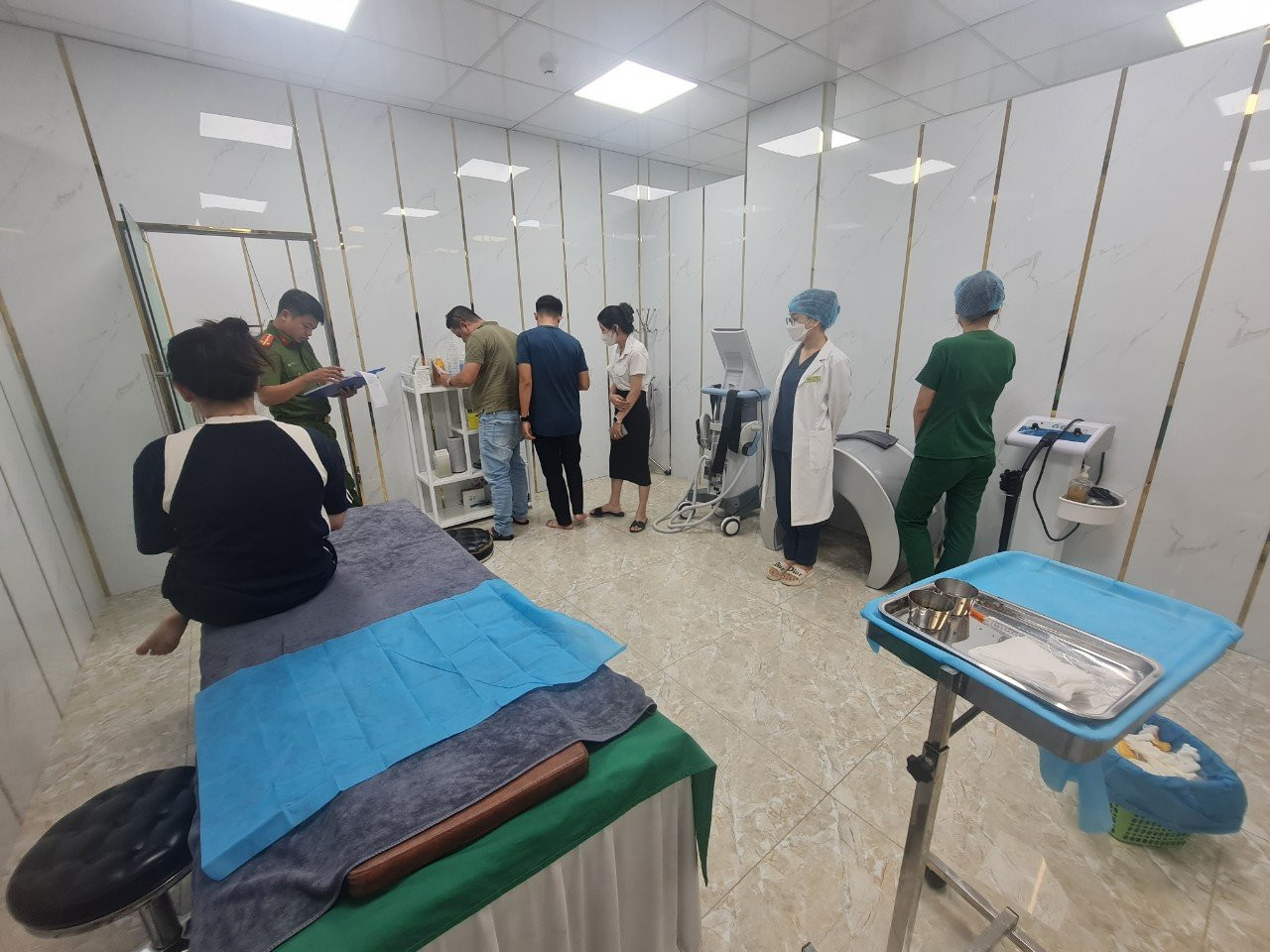 Xử phạt cơ sở kinh doanh dịch vụ thẩm mỹ hoạt động “chui” - Ảnh 1.