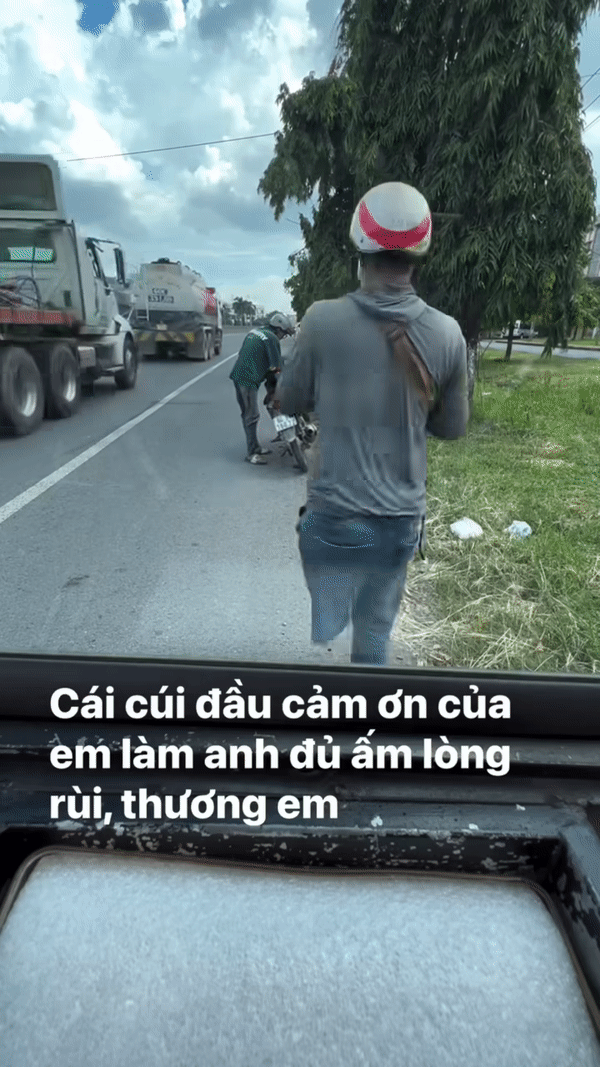 Gần 3 triệu lượt xem khoảnh khắc nam tài xế khuyết tật giúp đỡ thanh niên dắt bộ xe máy Ảnh 1