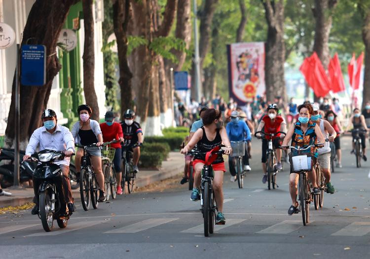 Hà Nội tạm cấm tổ chức sự kiện thể thao, ẩm thực có tính thương mại ở phố đi bộ