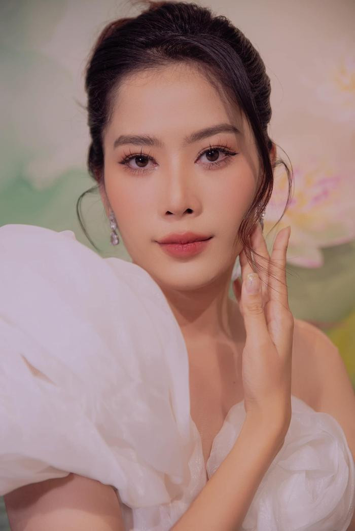 Có thể là hình ảnh về 1 người và tóc tết