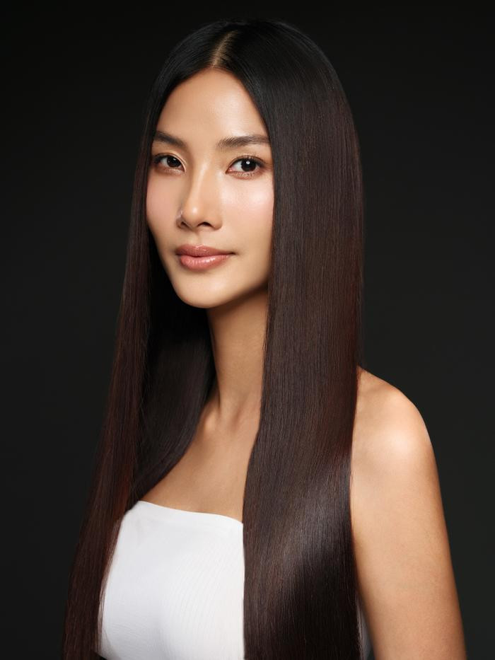 Có thể là hình ảnh về 1 người và tóc tết