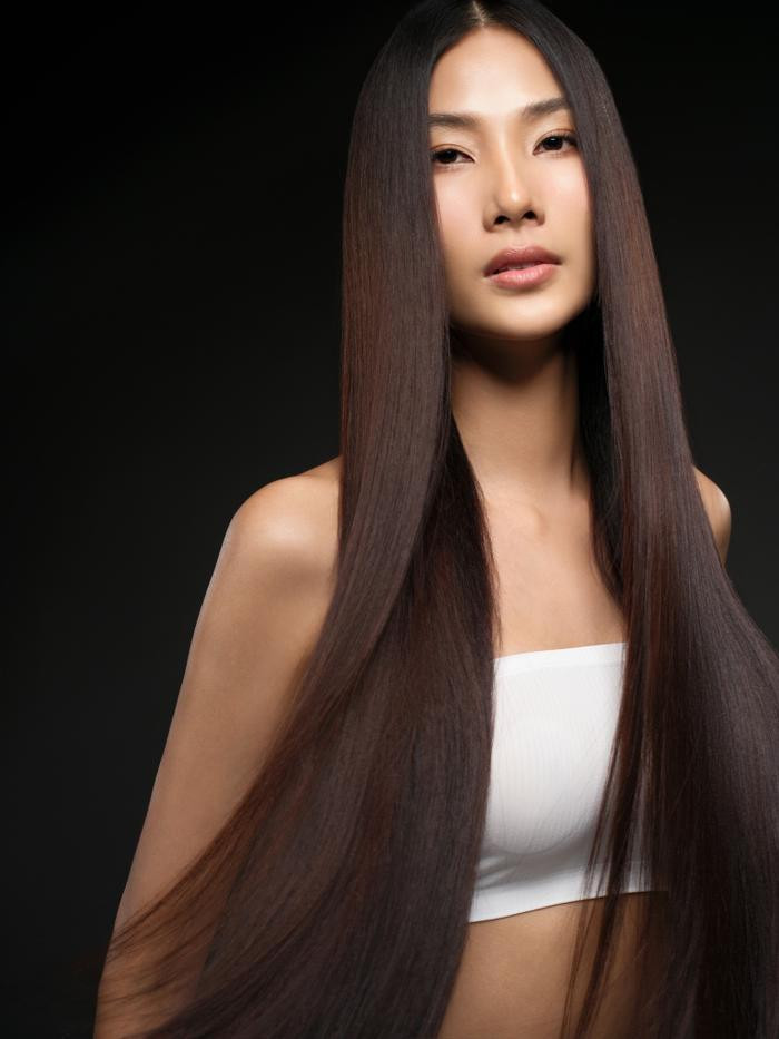 Có thể là hình ảnh về 1 người, tóc tết và tóc vàng