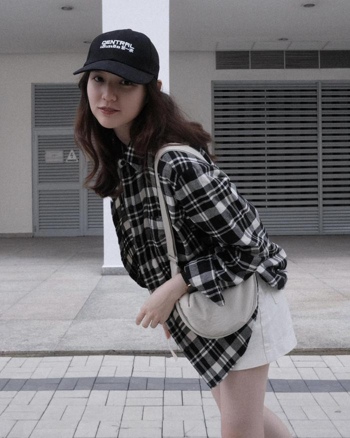 Có thể là hình ảnh về 1 người và mũ