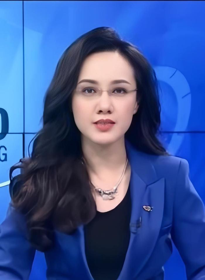 Tròn 2 năm ngưng dẫn Thời sự, BTV Hoài Anh khoe vẻ đẹp đằm thắm trước thềm năm mới 2024 Ảnh 2