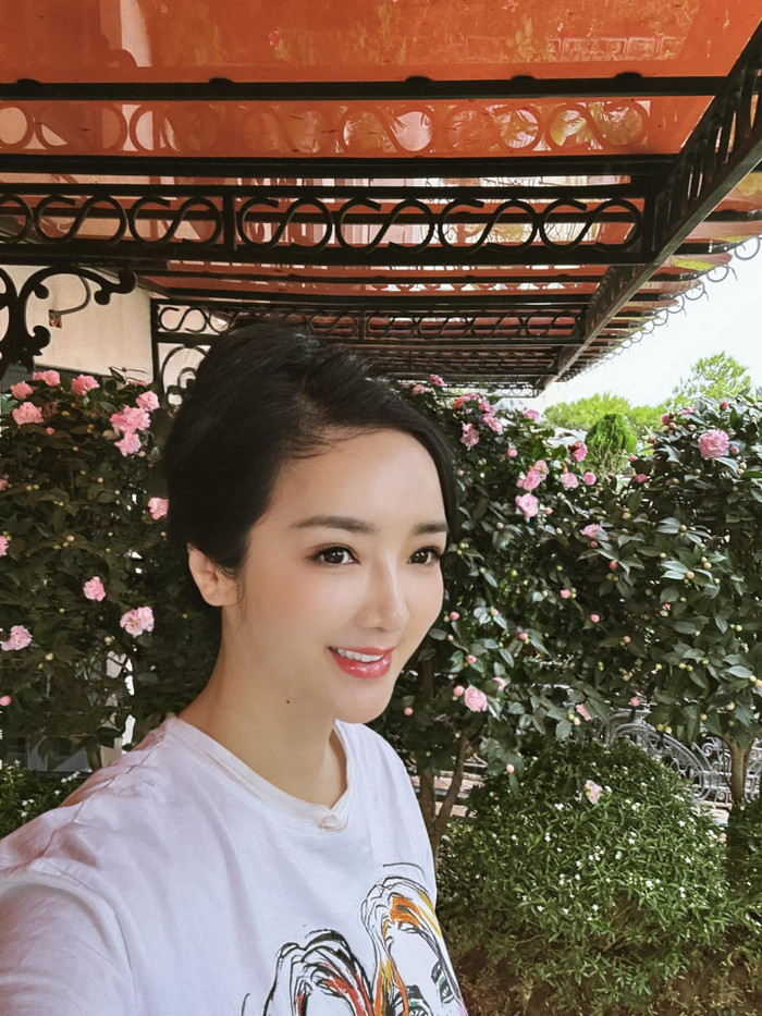 Giáng My hiếm hoi khoe nhan sắc ít son phấn khiến dân mạng 'muốn xỉu ngang', 52 tuổi thật sao? Ảnh 1