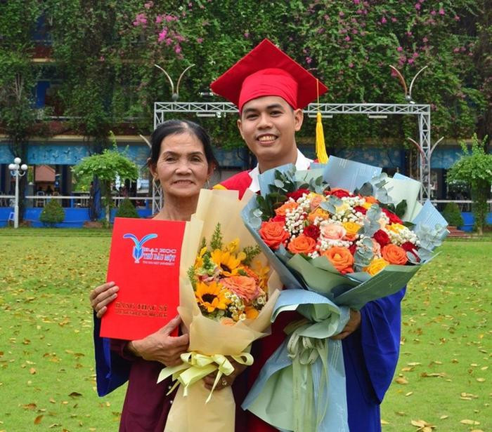 Tốt nghiệp Thạc sĩ, chàng trai quỳ xuống chân mẹ bày tỏ lòng biết ơn Ảnh 1
