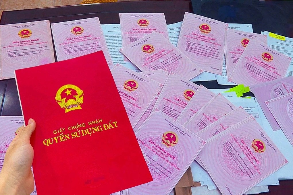 Mạo danh cán bộ yêu cầu tích hợp sổ đỏ vào ứng dụng VNeID, người dân cần cảnh giác! - Ảnh 2.