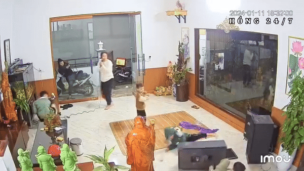 Thử micro định hát karaoke, cả nhà được phen 'đứng hình' bởi màn nghịch ngợm của 2 bé trai Ảnh 1
