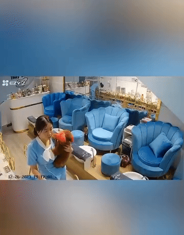 Đứng đón khách, 2 nữ nhân viên tiệm làm đẹp được phen 'xanh mặt' Ảnh 1