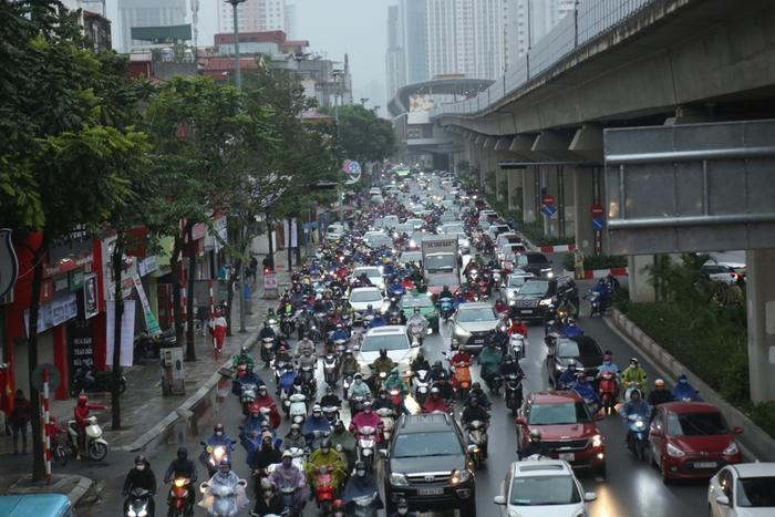 Sáng đầu tuần mưa rét, người dân Thủ đô chật vật ra đường Ảnh 1