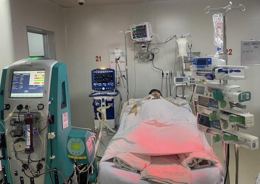 Bệnh nhân nam 21 tuổi từng bị mắc sốt xuất huyết Dengue nặng thể não, sốc, tổn thương gan nặng, tán huyết cấp. (Ảnh: Bệnh viện cung cấp)