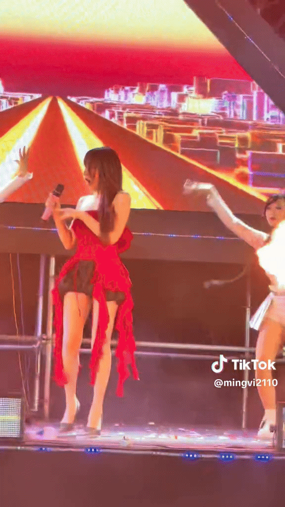 Hòa Minzy bị lửa hắt vào mặt khi biểu diễn trên sân khấu Ảnh 2