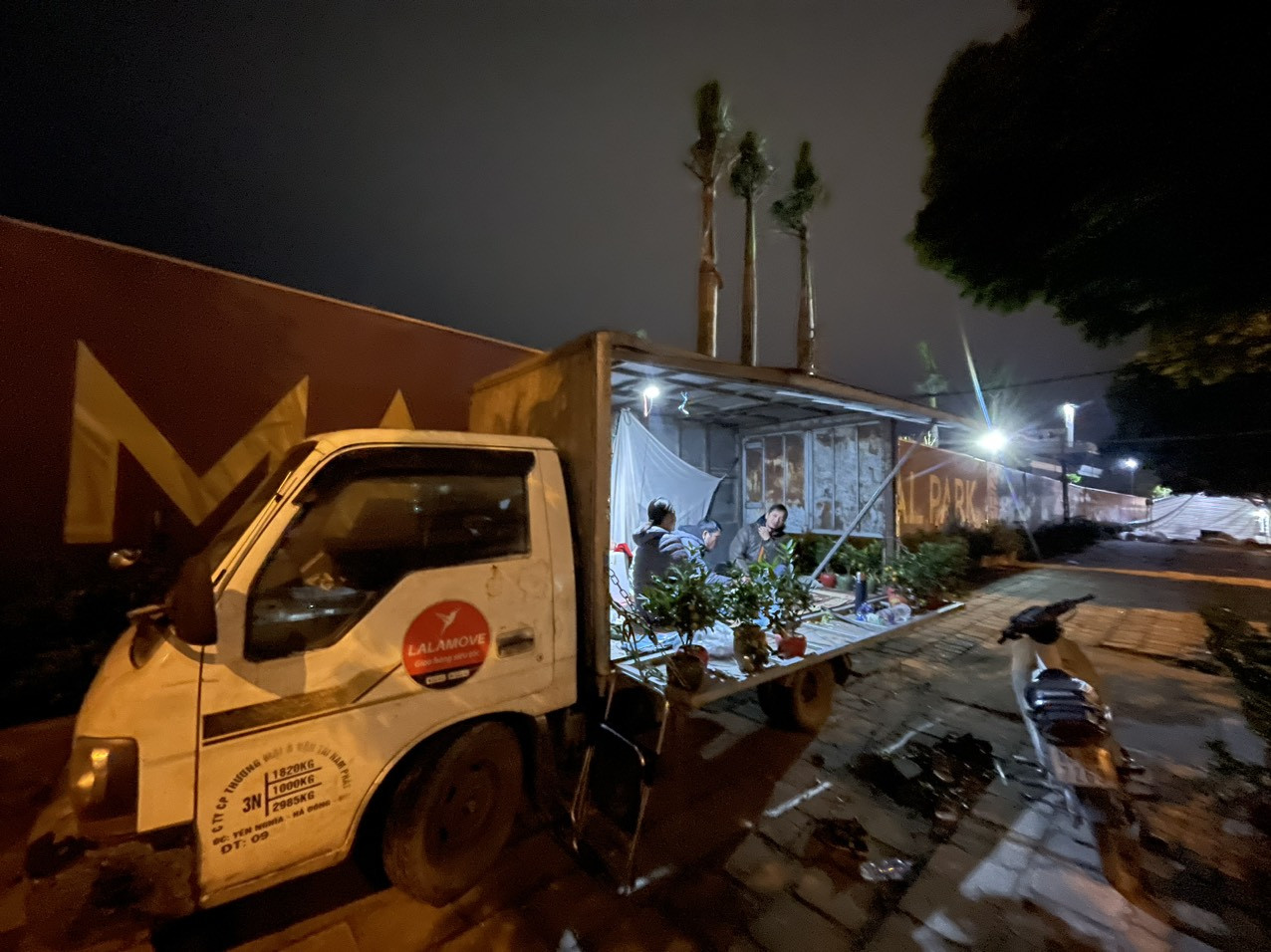 Người dân bán hàng di động bằng chiếc xe thùng