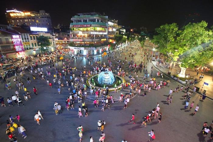 Hà Nội đóng cửa phố đi bộ hồ Hoàn Kiếm, tạo điều kiện cho người dân du Xuân dịp Tết Giáp Thìn Ảnh 1