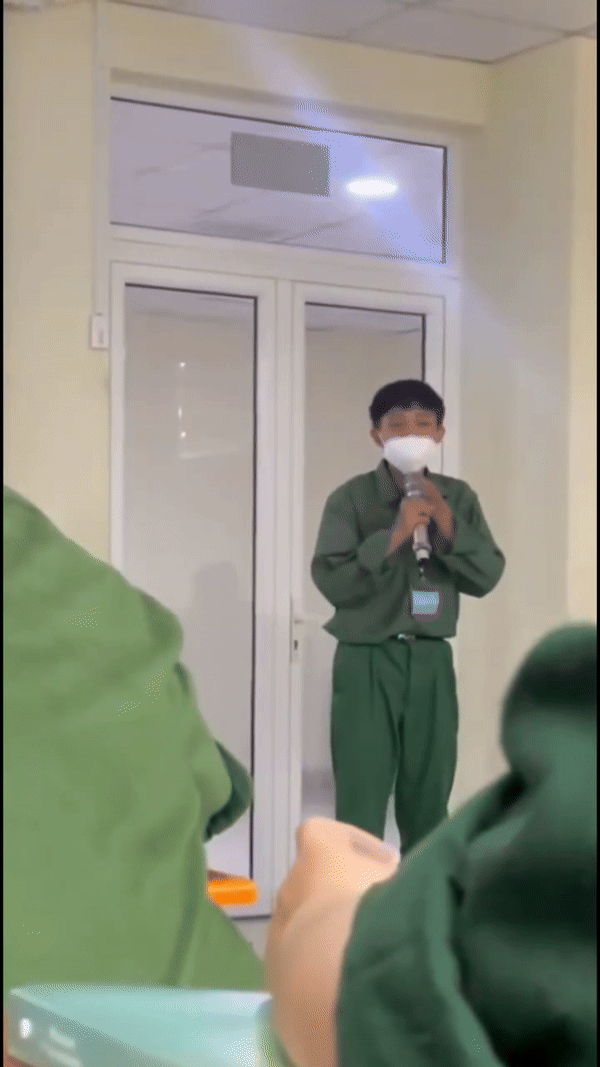 Clip: Hồ Văn Cường đeo khẩu trang kín mít, diện quân phục hát nhạc Bolero tại trường học Ảnh 1