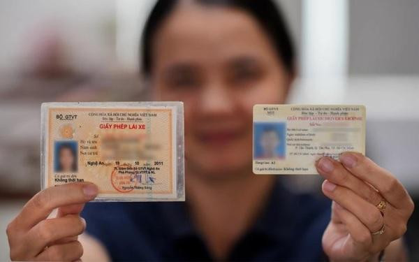 Không bắt buộc phải đổi GPLX cấp trước năm 2012 sang thẻ PET