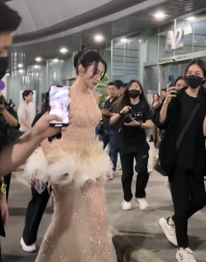 Khoảnh khắc Thùy Tiên bị mời khỏi thảm đỏ sự kiện lại gây sốt, chuyện gì đây? Ảnh 2