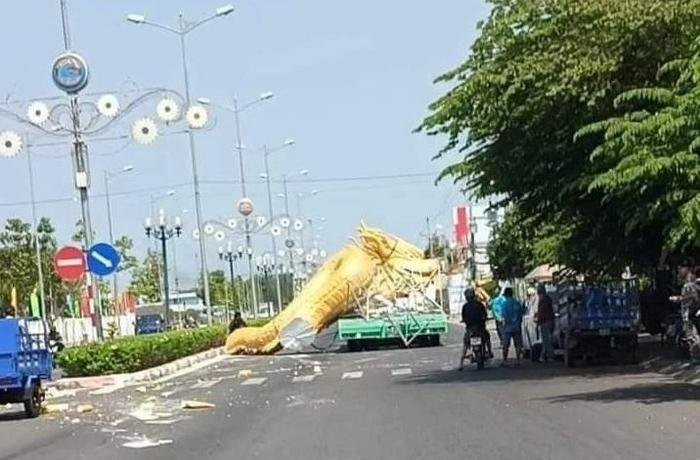 Linh vật rồng Tiền Giang chưa ra đến quảng trường đã 'gặp nạn' Ảnh 1