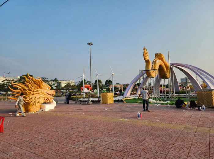 Linh vật rồng Tiền Giang chưa ra đến quảng trường đã 'gặp nạn' Ảnh 2
