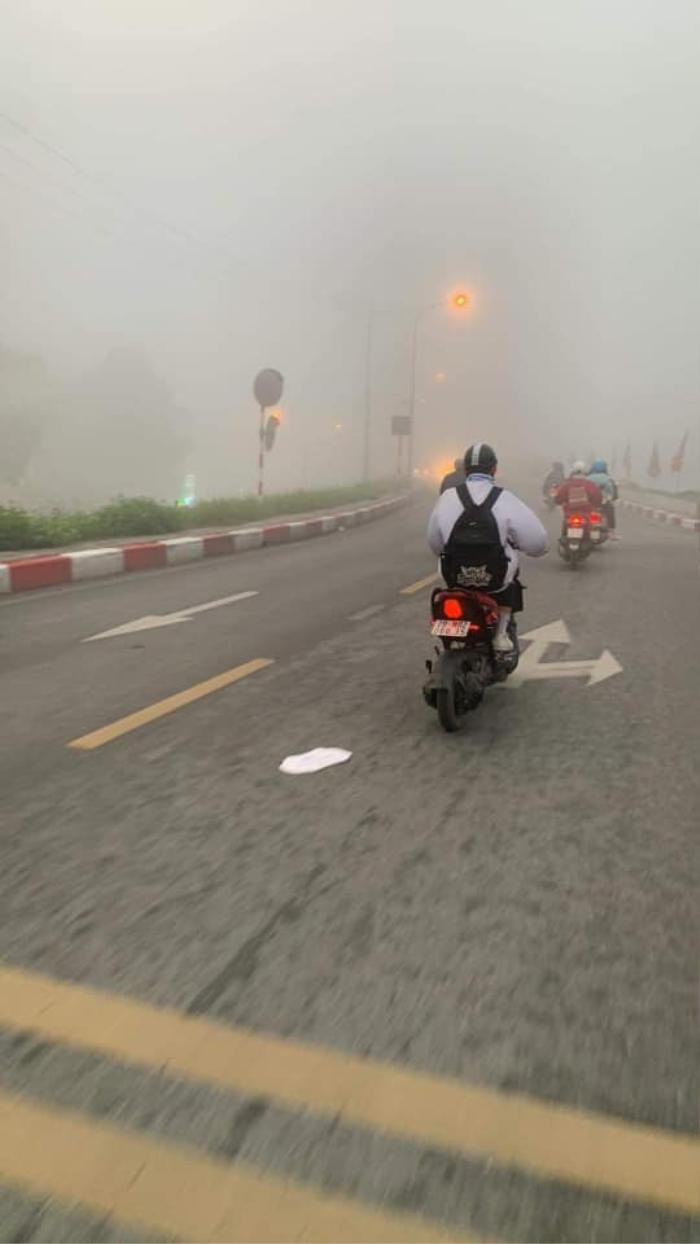 Sương mù dày đặc chưa từng thấy ở Hà Nội sáng 23 tháng Chạp Ảnh 4