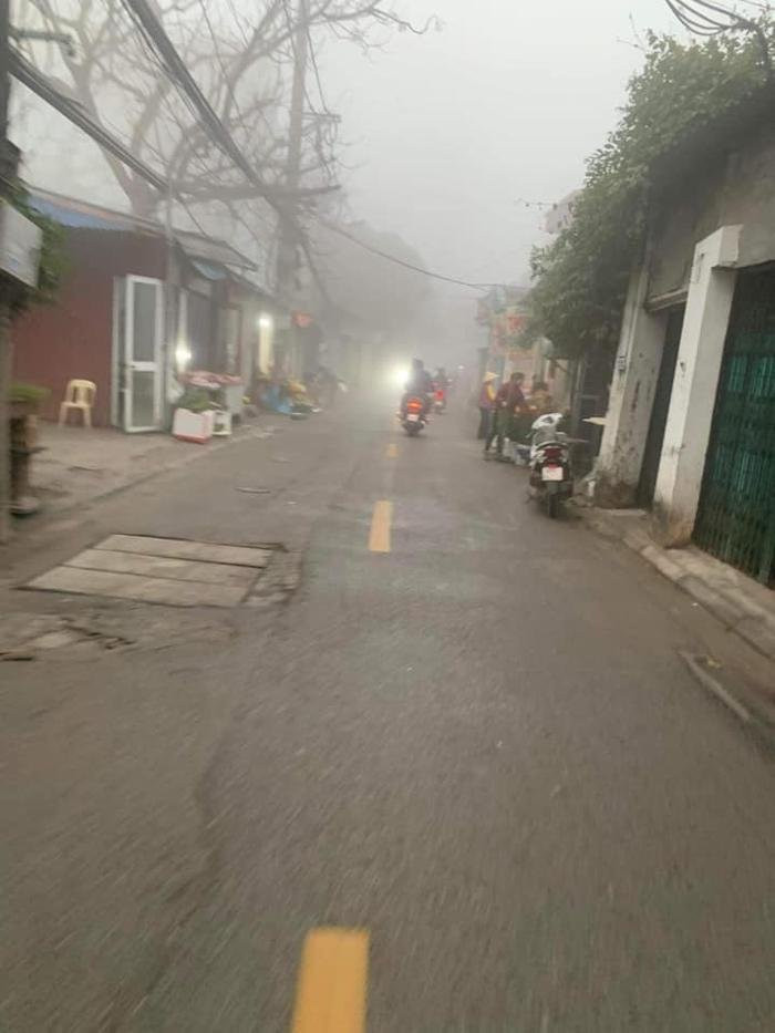 Sương mù dày đặc chưa từng thấy ở Hà Nội sáng 23 tháng Chạp Ảnh 5