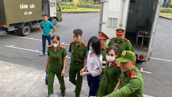 Ngọc Trinh gầy, kém sắc khi xuất hiện tại tòa sau 3 tháng tạm giam Ảnh 1