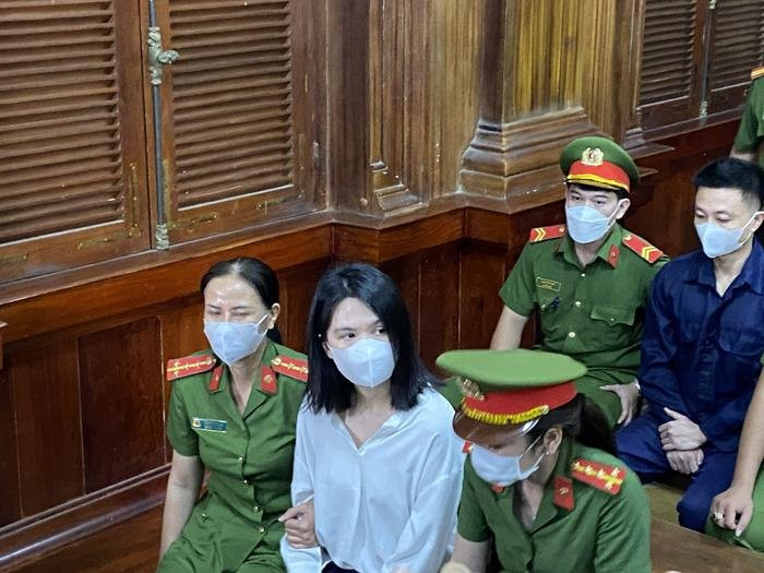 Ngọc Trinh gầy, kém sắc khi xuất hiện tại tòa sau 3 tháng tạm giam Ảnh 4