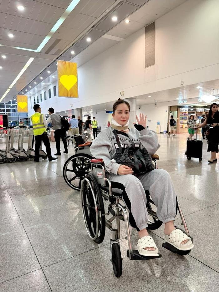 Khánh Thi thừa nhận 'tham làm việc', hé lộ hình ảnh ngồi xe lăn hậu phẫu thuật ở nước ngoài Ảnh 1