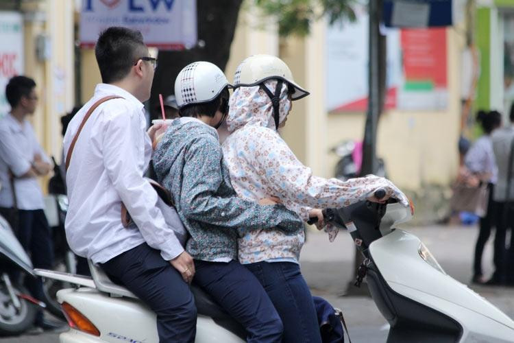Đề xuất bổ sung quy định an toàn khi đi xe máy cho trẻ em