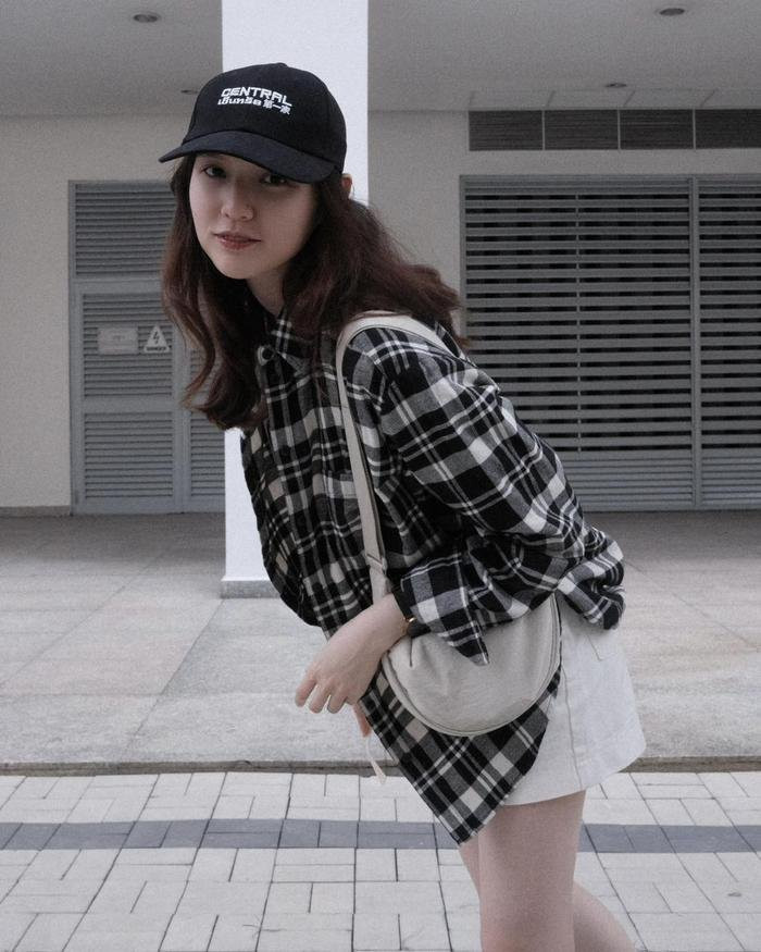 Có thể là hình ảnh về 1 người và mũ