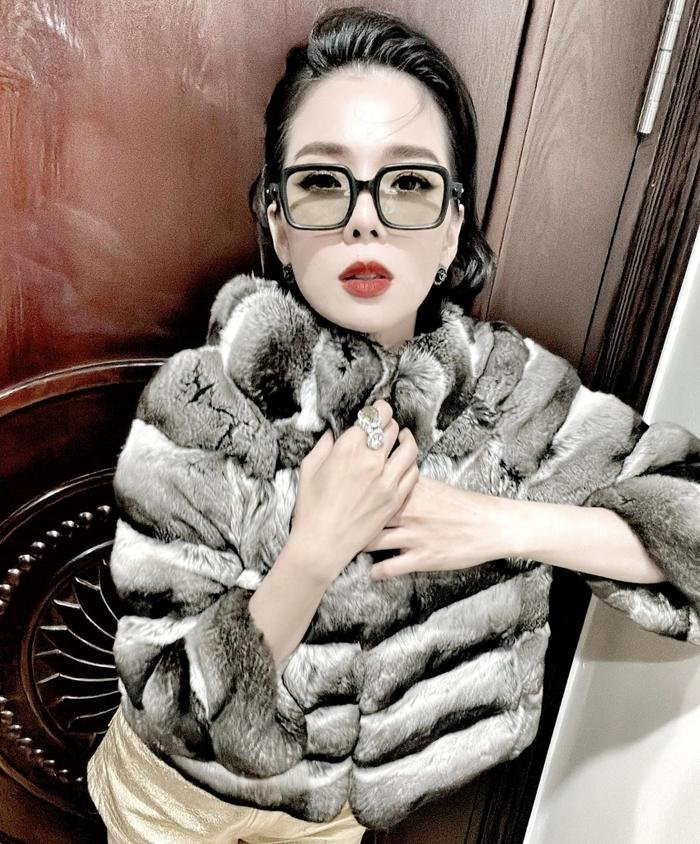 Có thể là hình ảnh về 1 người, áo phao lông vũ, áo khoác ngoài và áo khoác lông chồn