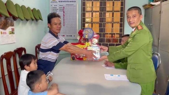 Con mang pháo hoa về nhà chơi Tết, cha có cách xử lý '10 điểm' Ảnh 1