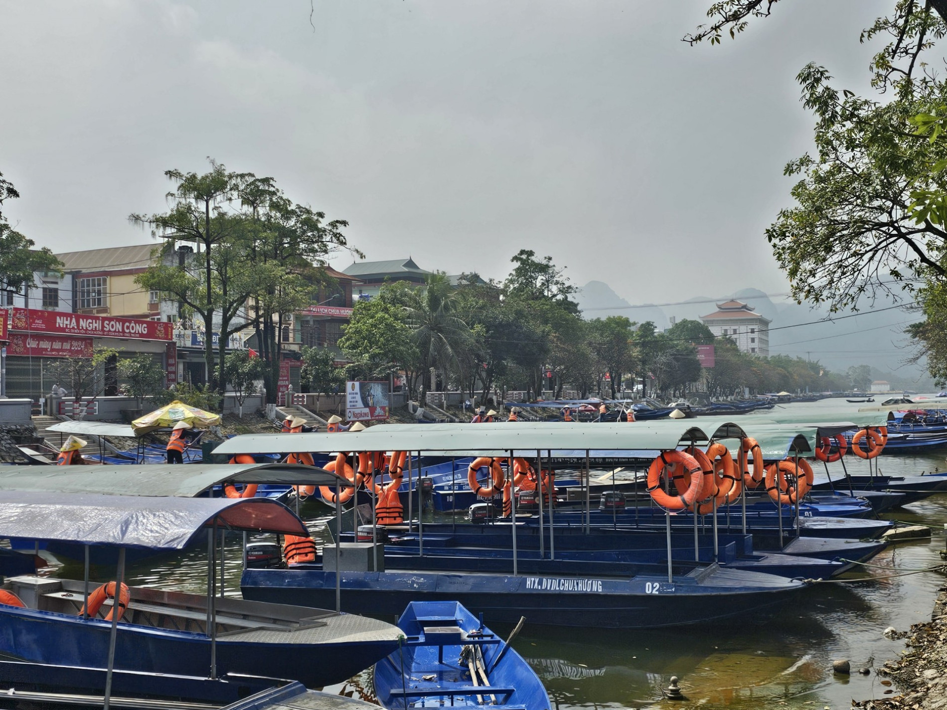 Khai hội chùa Hương vào mồng 6 tháng Giêng âm lịch