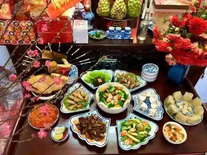 Mâm cúng lễ hóa vàng có thể là cỗ chay hoặc cỗ mặn. Tuy nhiên, nếu làm cỗ mặn thì không thể thiếu đĩa gà trống.