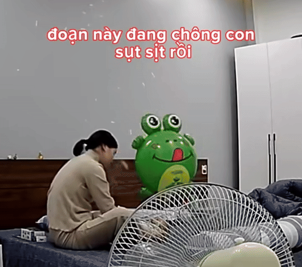 Thấy vợ vừa trông con vừa sụt sịt khóc, chồng biết lý do liền ôm lấy vợ đầy yêu thương Ảnh 1