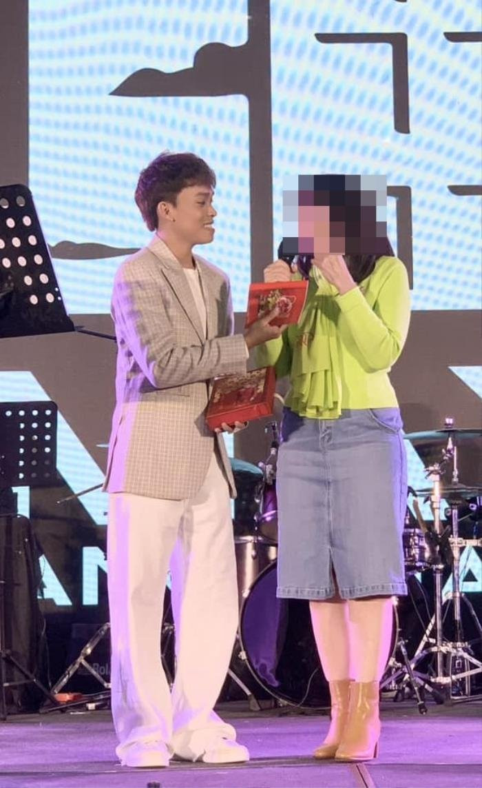 Hồ Văn Cường chạy show Tết, khán giả liên tục lên sân khấu tặng lì xì Ảnh 2
