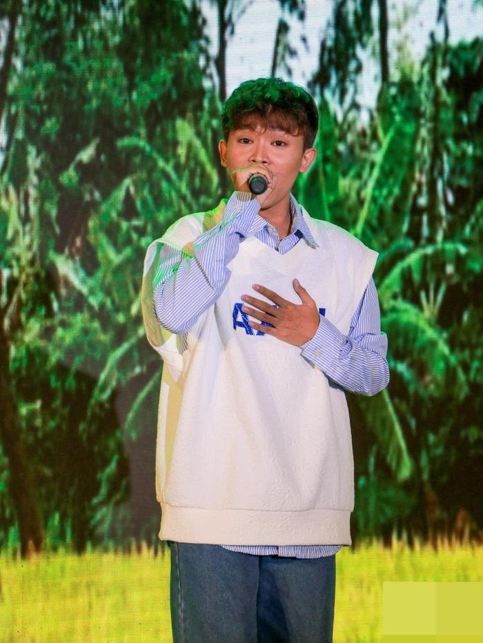 Hồ Văn Cường chạy show Tết, khán giả liên tục lên sân khấu tặng lì xì Ảnh 5