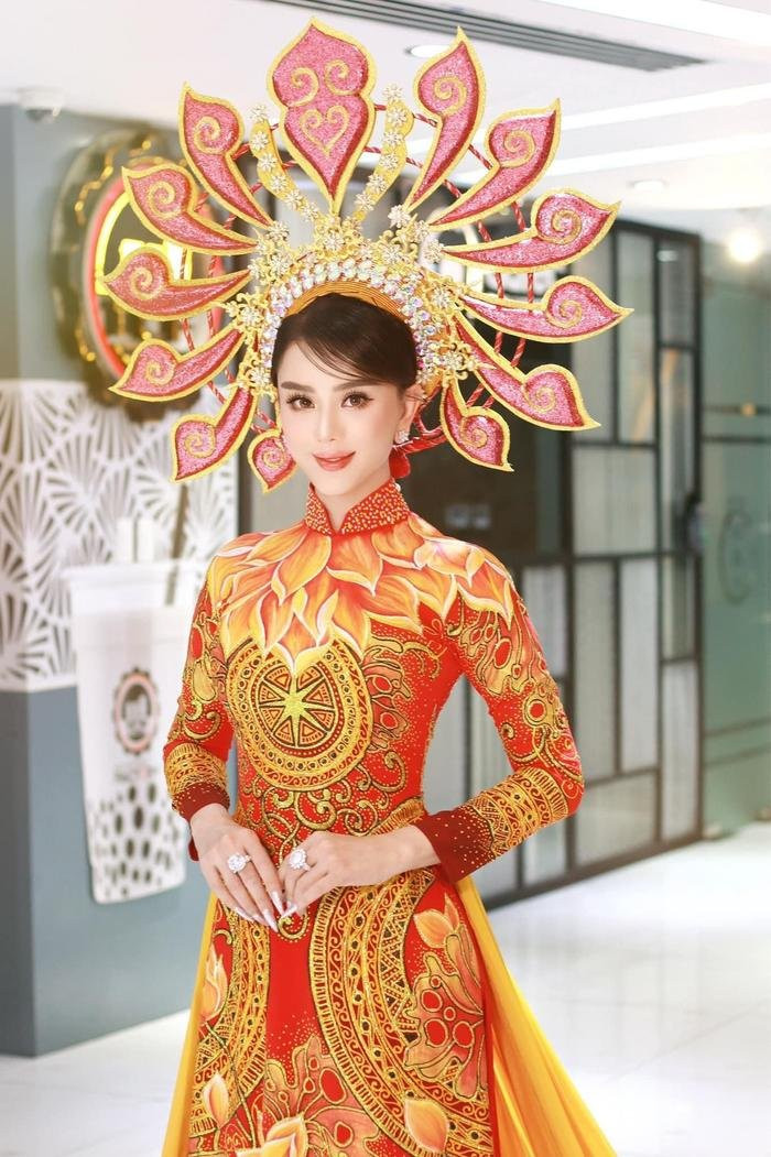 Có thể là hình ảnh về 1 người và văn bản