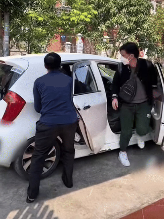 Nghe tin con gái đi lấy chồng xa về nhà ăn Tết, bố sốt ruột ra vào cổng ngóng trông liên tục Ảnh 3