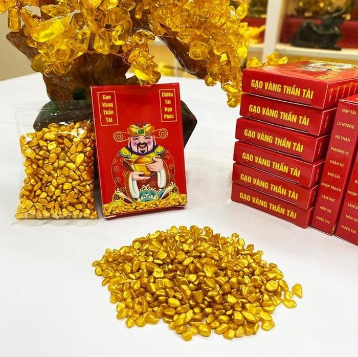 Mua vật phẩm phong thủy ngày Vía Thần Tài để may mắn (Ảnh: Internet)