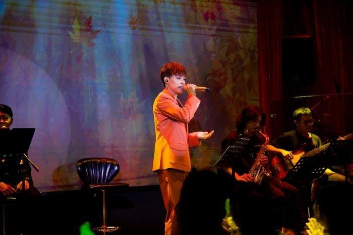 Hồ Văn Cường ngẫu hứng hát chay bài vọng cổ tặng khán giả trong đêm nhạc Ảnh 1