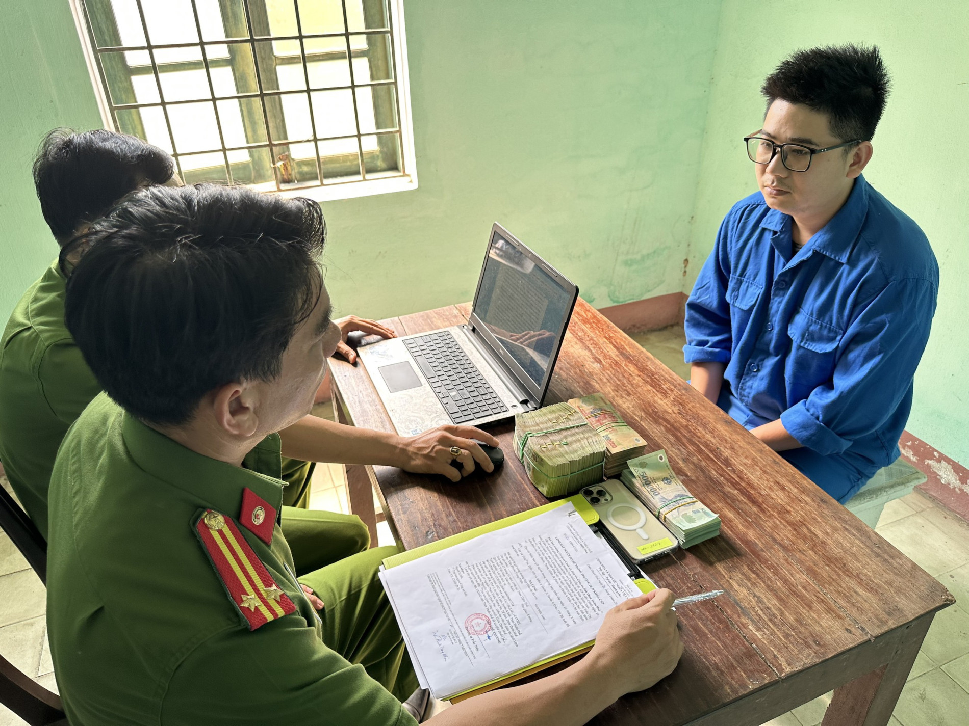 Bắt đối tượng lừa "chạy án" để chiếm đoạt tài sản - Ảnh 1.