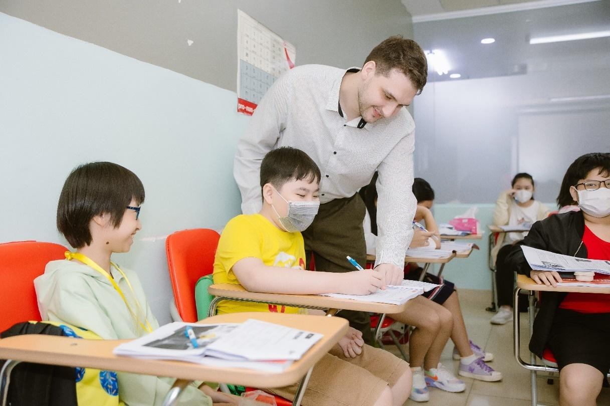 Người nước ngoài dạy tiếng Anh tại trung tâm ngoại ngữ, tin học sẽ được cấp chứng chỉ đào tạo