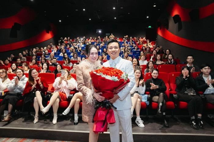 Tuấn Hưng 'bao rạp' cùng gia đình, bạn bè xem Đào, phở và piano Ảnh 2