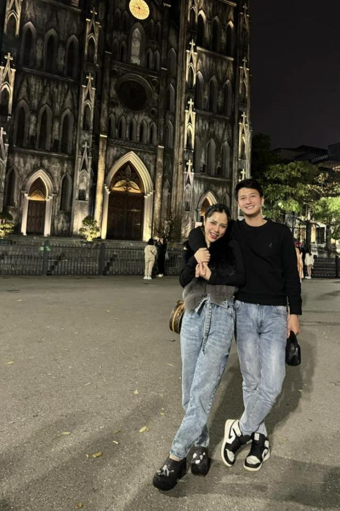 Có thể là hình ảnh về 4 người và lâu đài