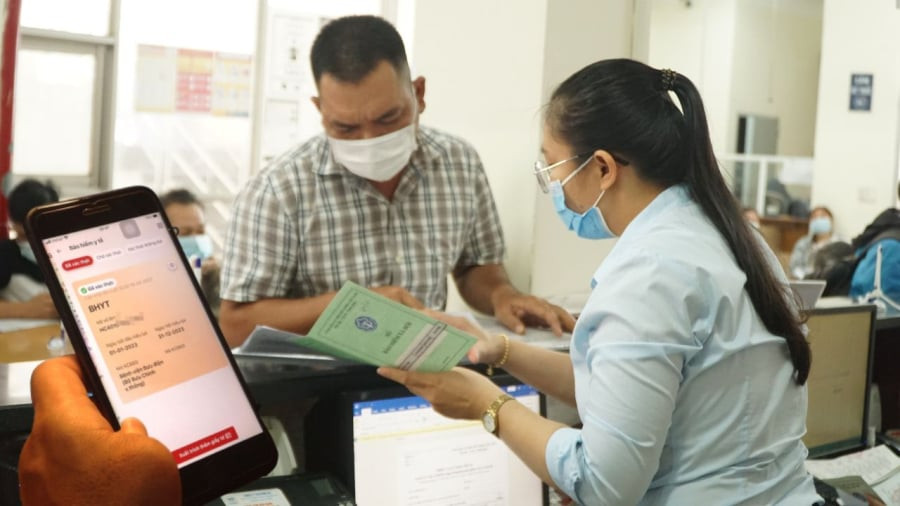 Người đang tham gia BHYT theo đối tượng tại Khoản 4, 5 Điều 17 được hoàn trả tiền đóng BHYT