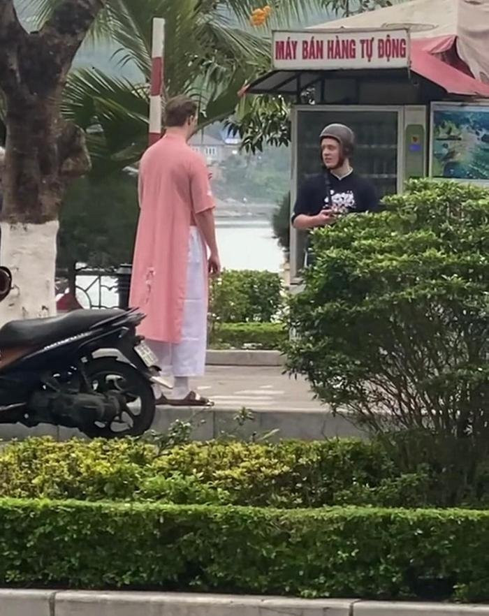 Khoảnh khắc 2 nam du khách nước ngoài mặc áo dài khiến dân tình vội hỏi: Ai tư vấn vậy trời? Ảnh 4