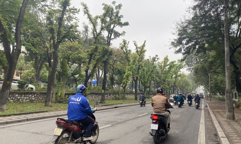Không khí lạnh tràn về chấm dứt "ác mộng" nồm ẩm, Hà Nội hết nóng ẩm chuyển sang mưa rét - Ảnh 1.